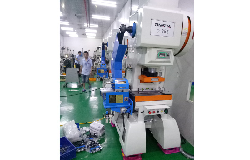 虹瑞衝床配婷婷四房播播(xié)夾(jiá)式送料機批量出機
