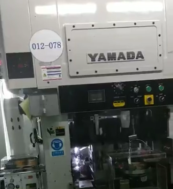 YAMADA衝床配（pèi）婷婷四房播播高速夾式送料機使用中（zhōng）